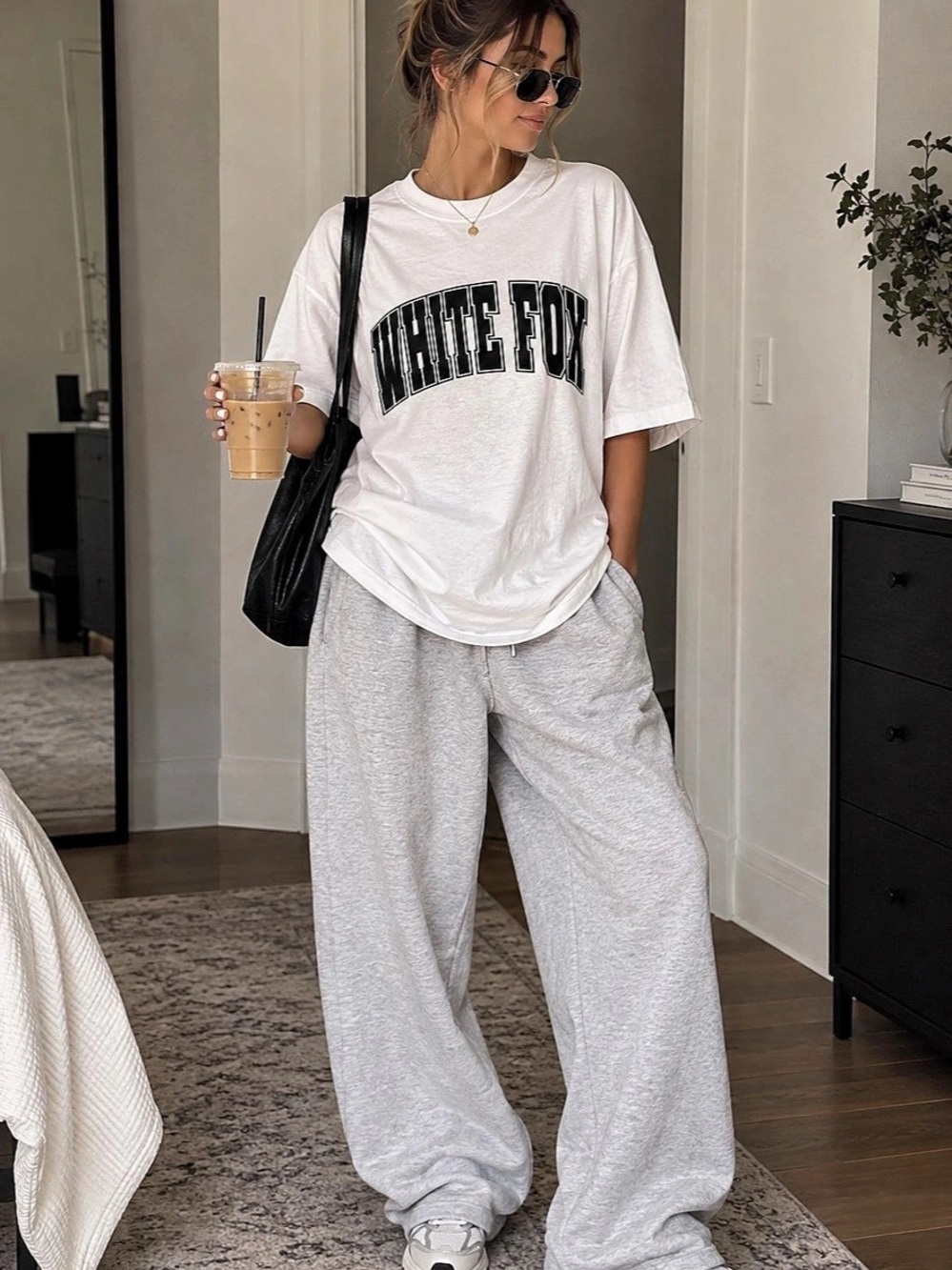 White Fox Graphic Tee in White Size Medium Like New